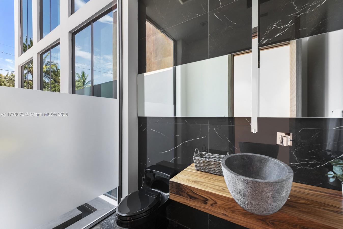 1400 Bayview Dr Fort Lauderdale, FL 33304