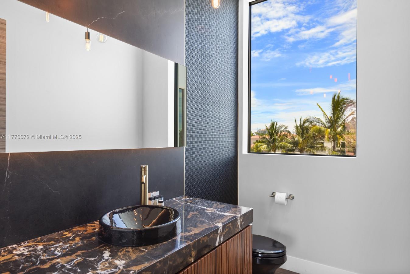 1400 Bayview Dr Fort Lauderdale, FL 33304