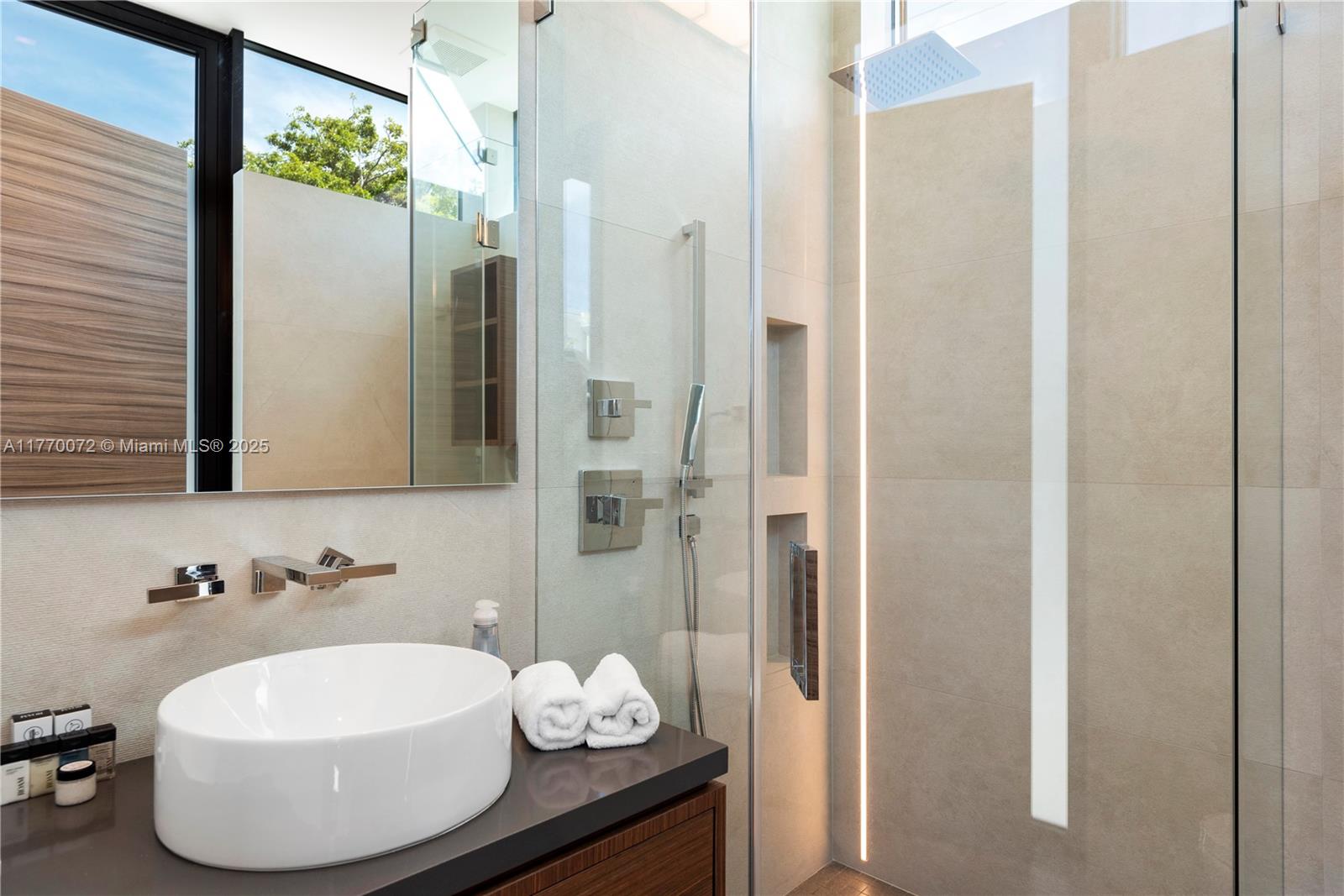 1400 Bayview Dr Fort Lauderdale, FL 33304