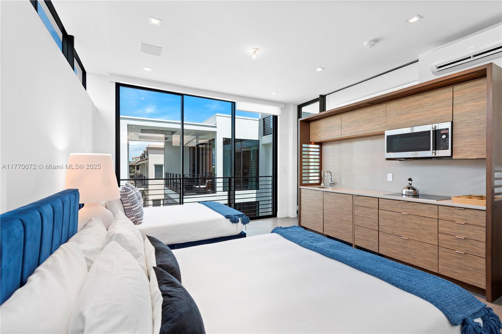 1400 Bayview Dr Fort Lauderdale, FL 33304