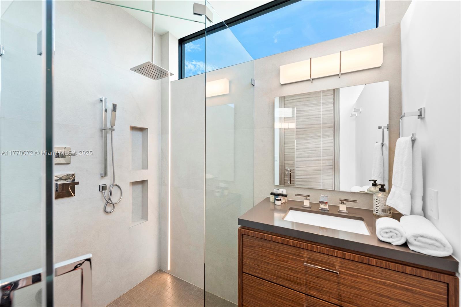 1400 Bayview Dr Fort Lauderdale, FL 33304