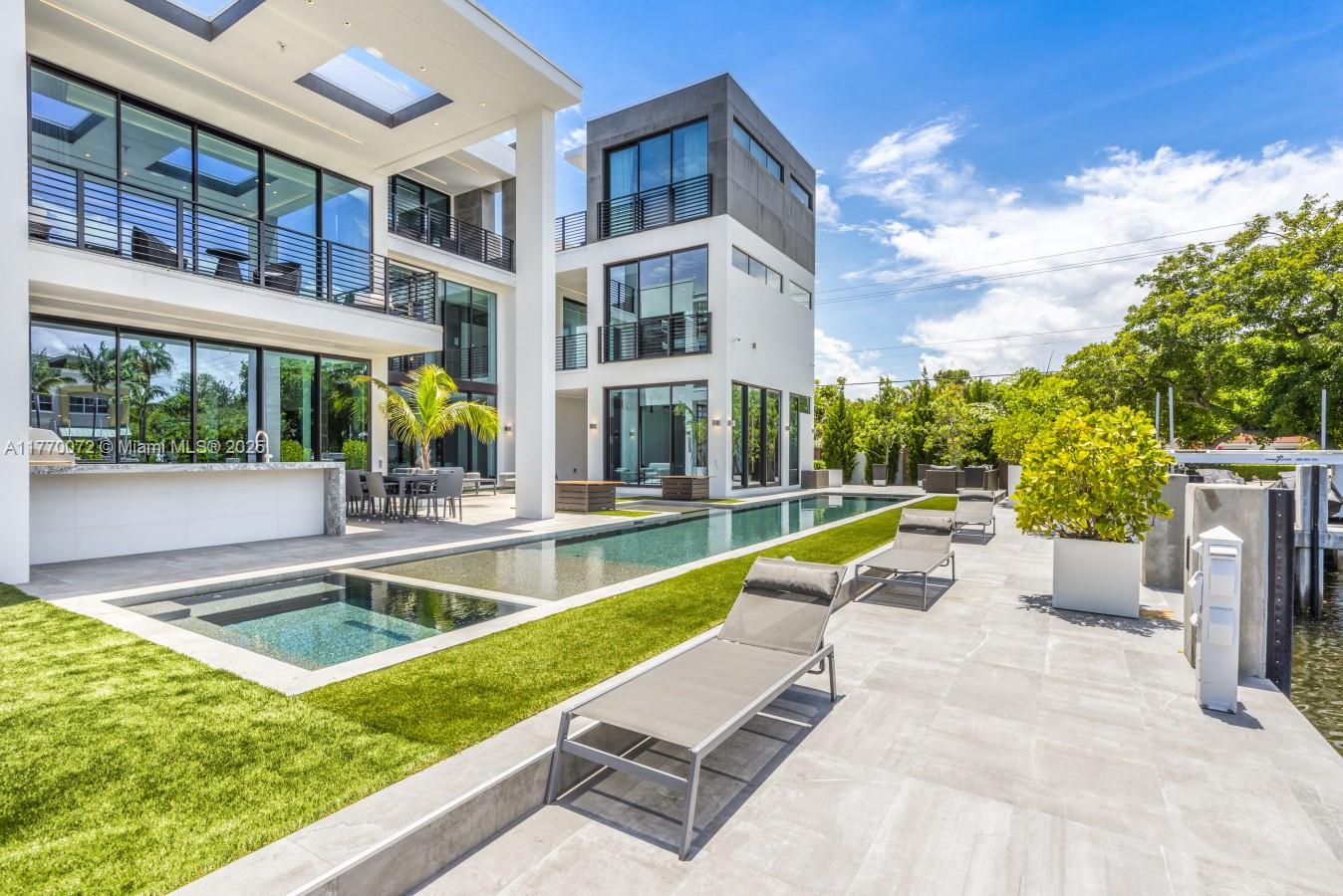 1400 Bayview Dr Fort Lauderdale, FL 33304