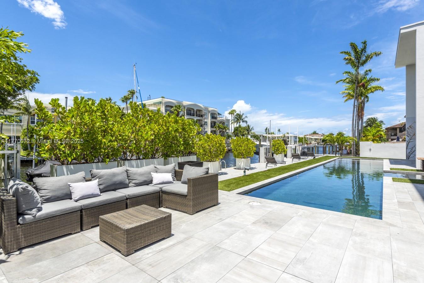 1400 Bayview Dr Fort Lauderdale, FL 33304