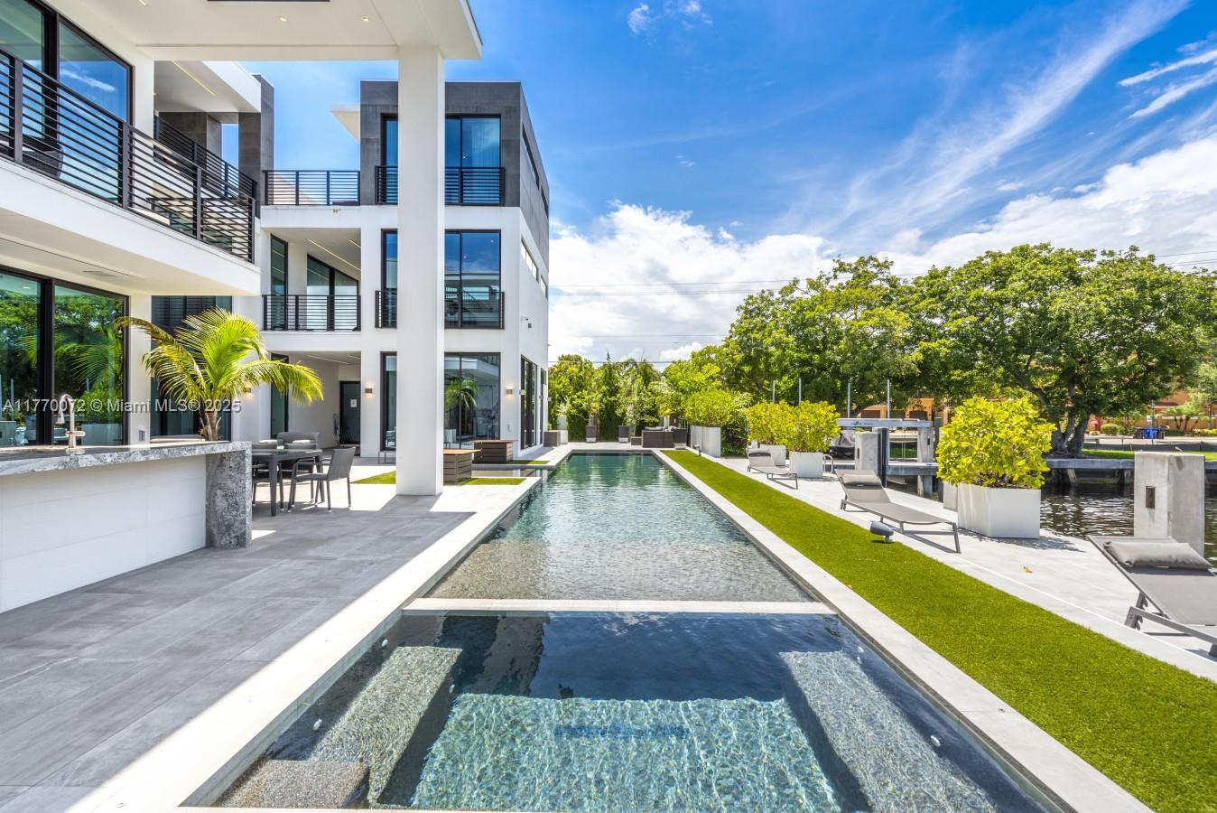 1400 Bayview Dr Fort Lauderdale, FL 33304