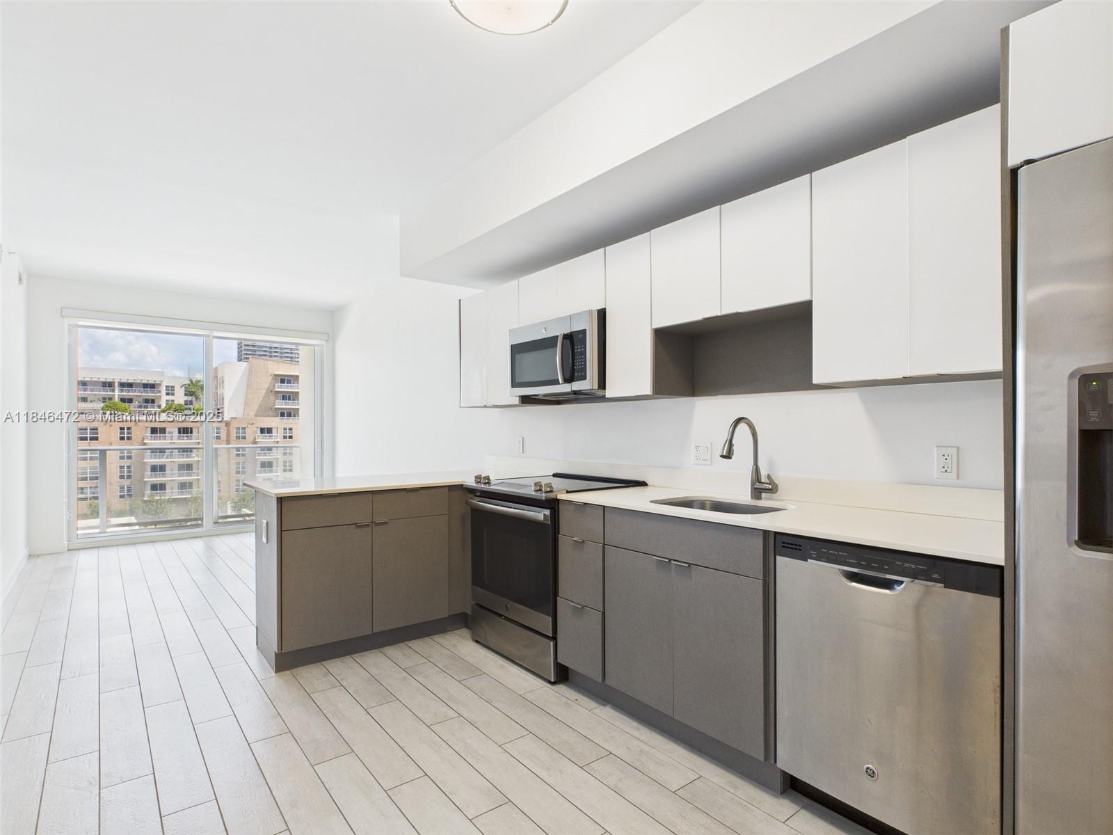 image 26 Edgewater Condominium10