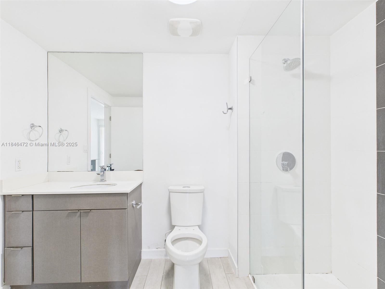 image 26 Edgewater Condominium15