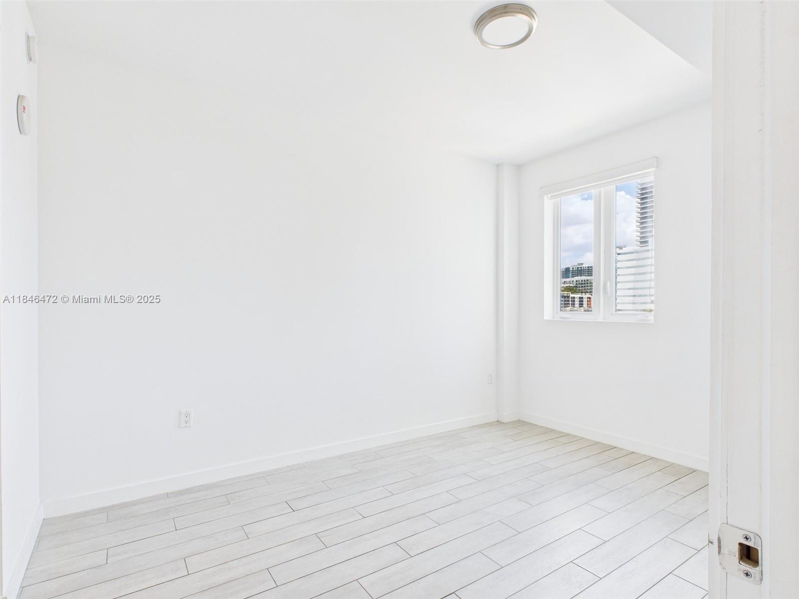 image 26 Edgewater Condominium18