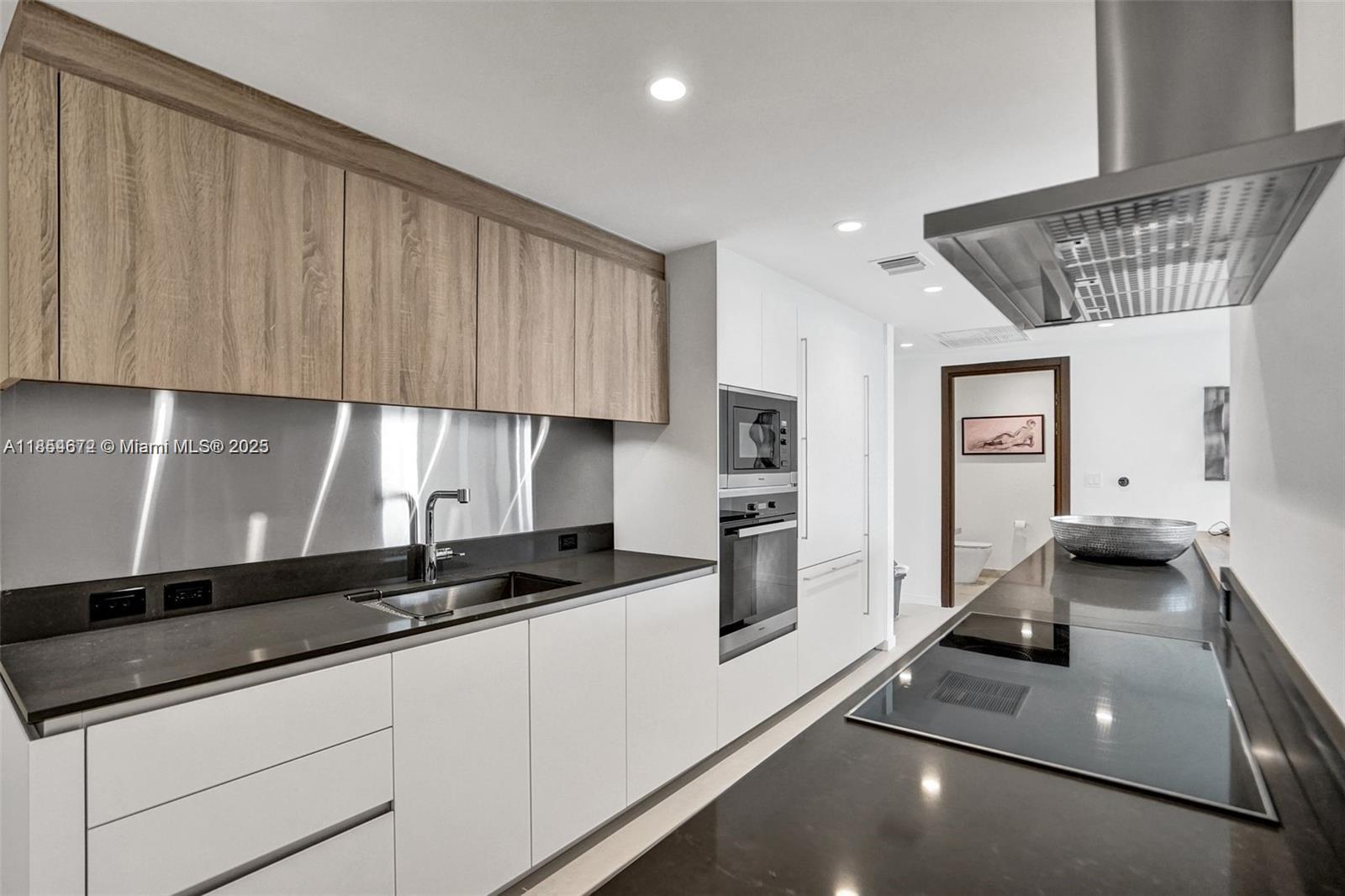 1000 Brickell Plz #4710