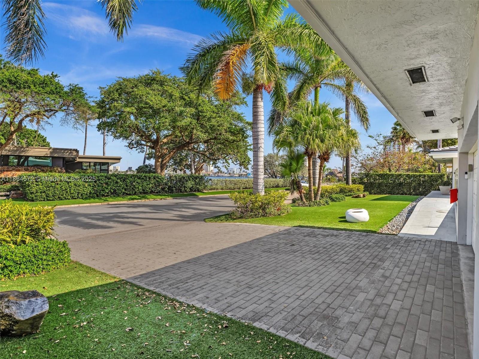 840 S Southlake Dr Hollywood, FL 33019