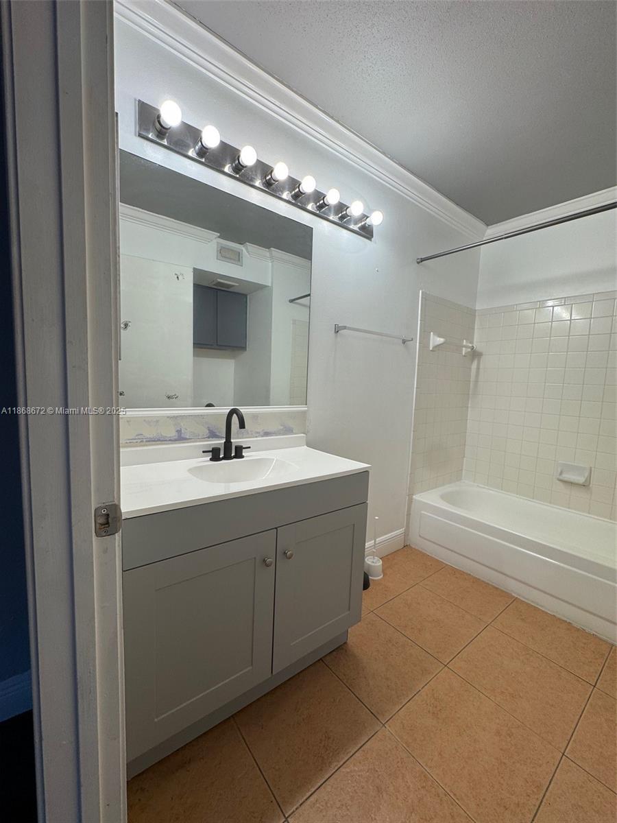 2881 N Oakland Frst Dr #310 Oakland Park, FL 33309