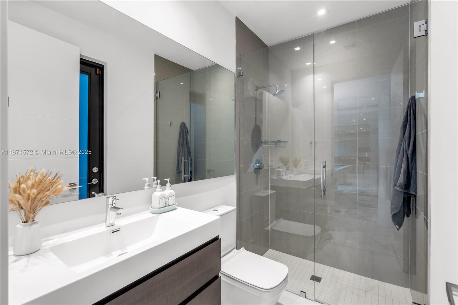 10530 NW 67th Ter Doral, FL 33178