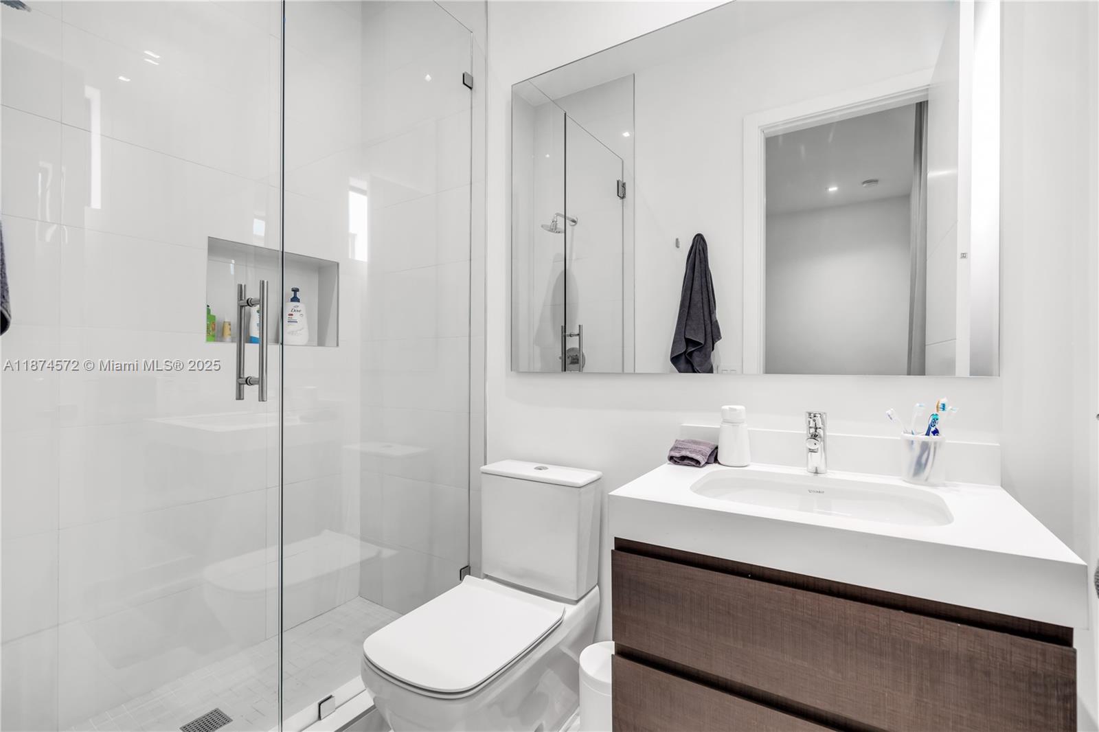 10530 NW 67th Ter Doral, FL 33178