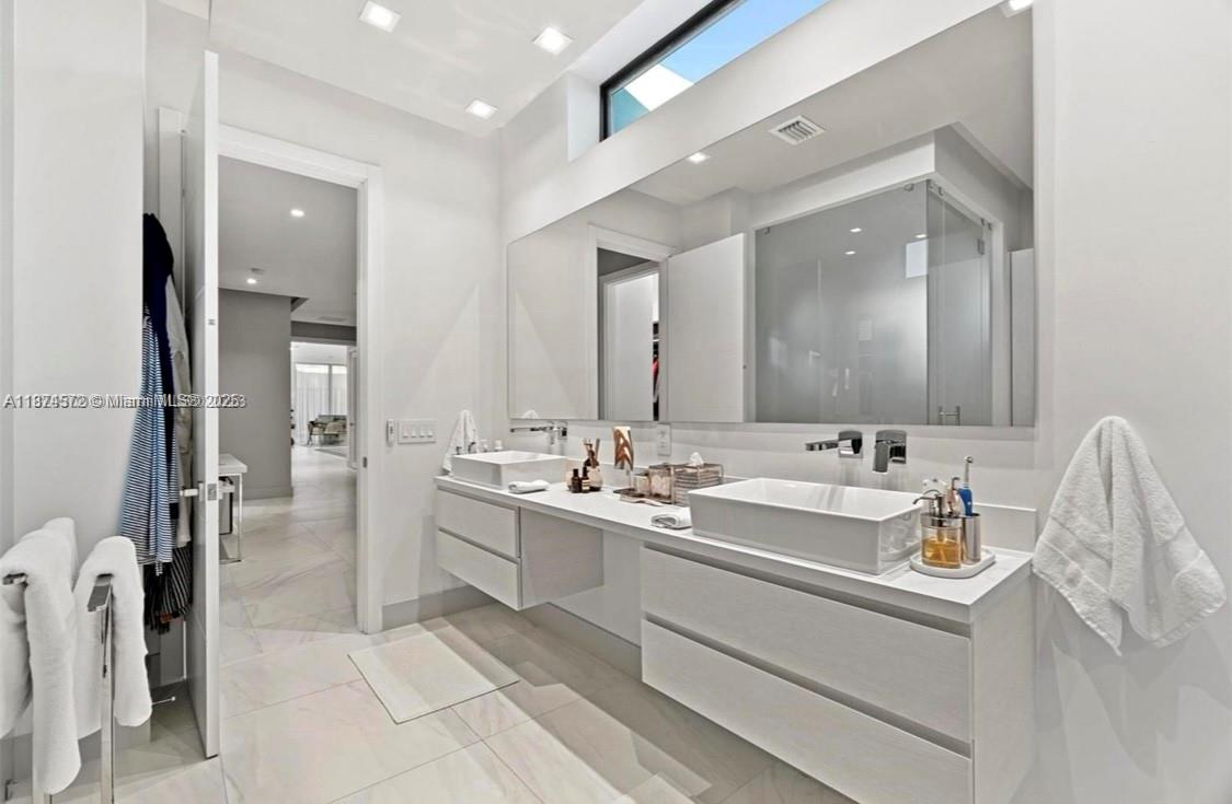 10530 NW 67th Ter Doral, FL 33178