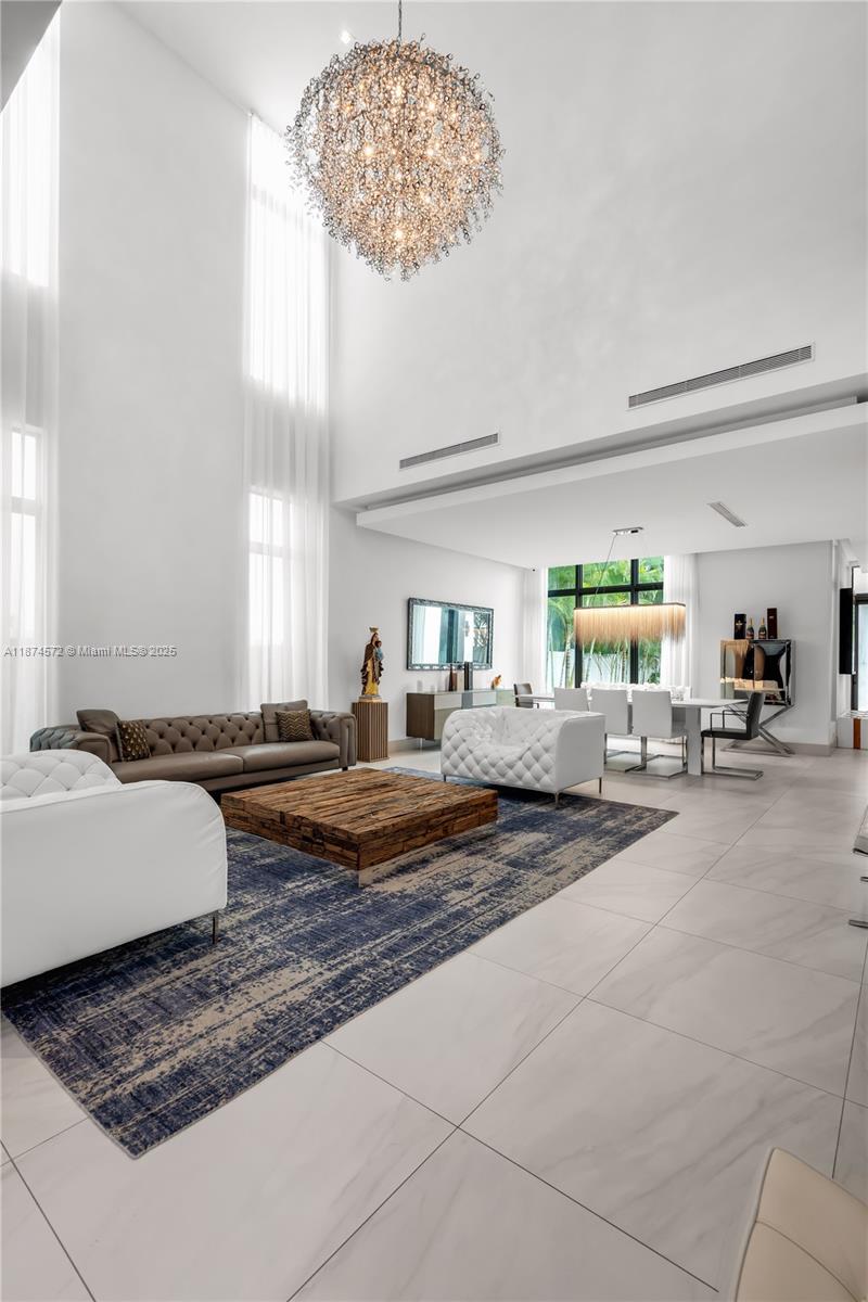 10530 NW 67th Ter Doral, FL 33178