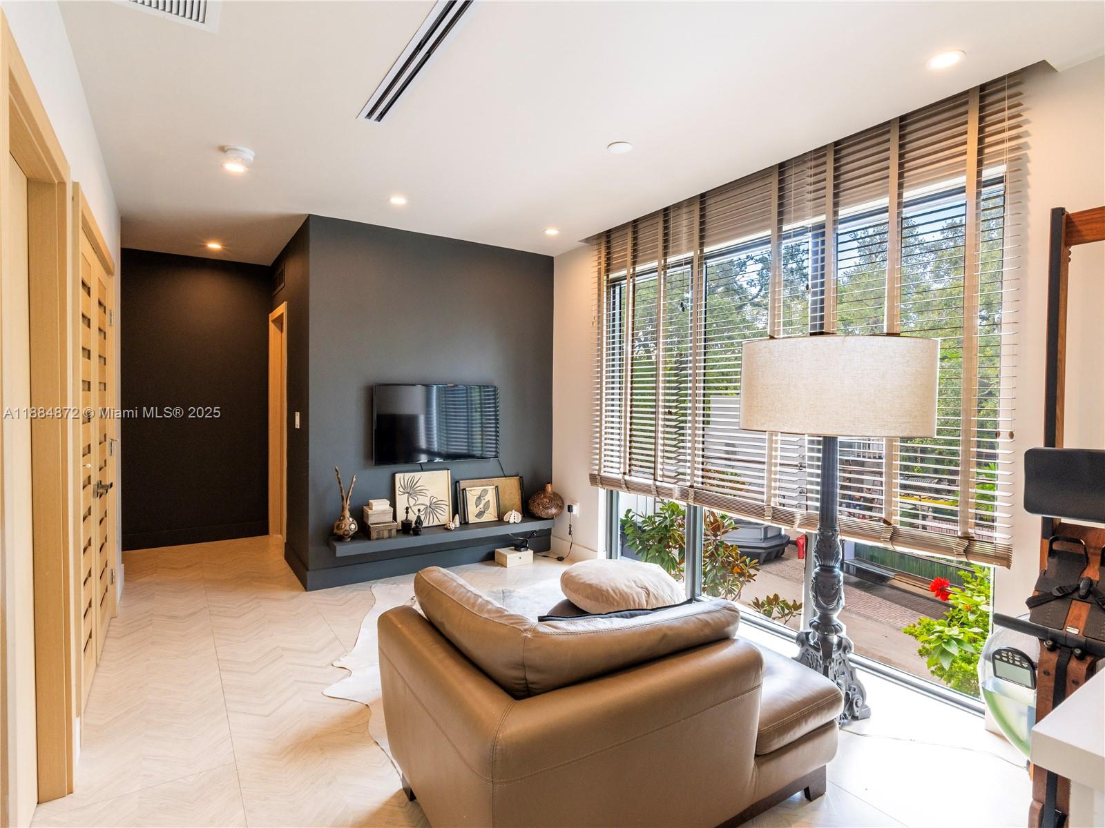 3203 Shipping Ave Miami, FL 33133