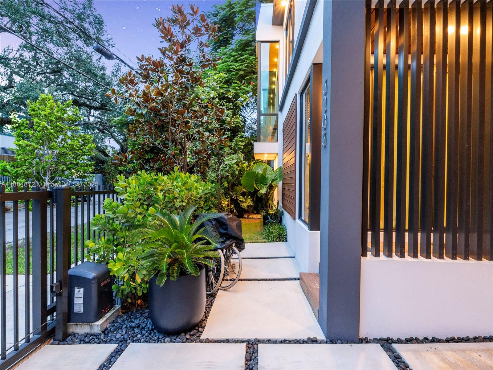 3203 Shipping Ave Miami, FL 33133