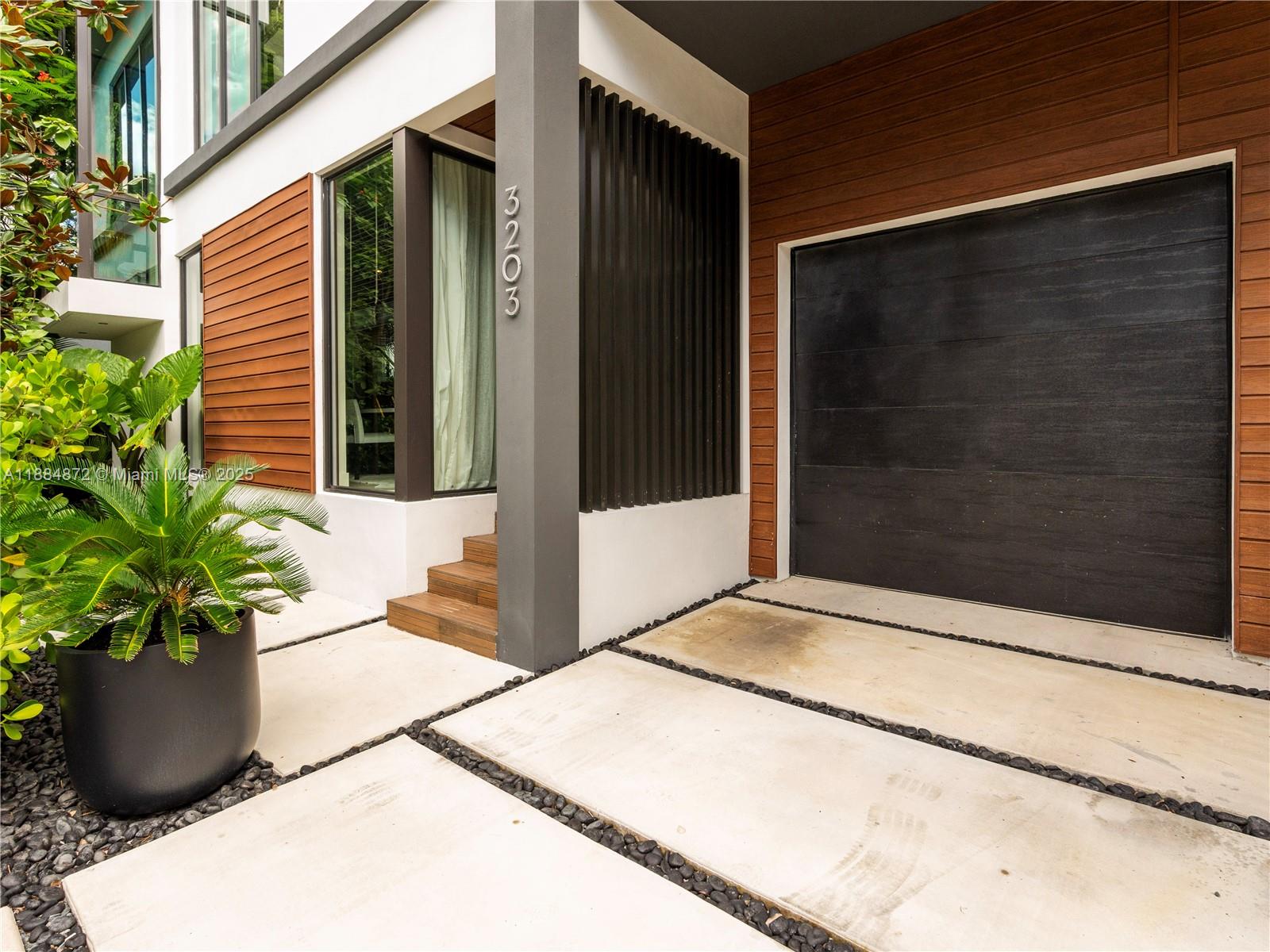 3203 Shipping Ave Miami, FL 33133