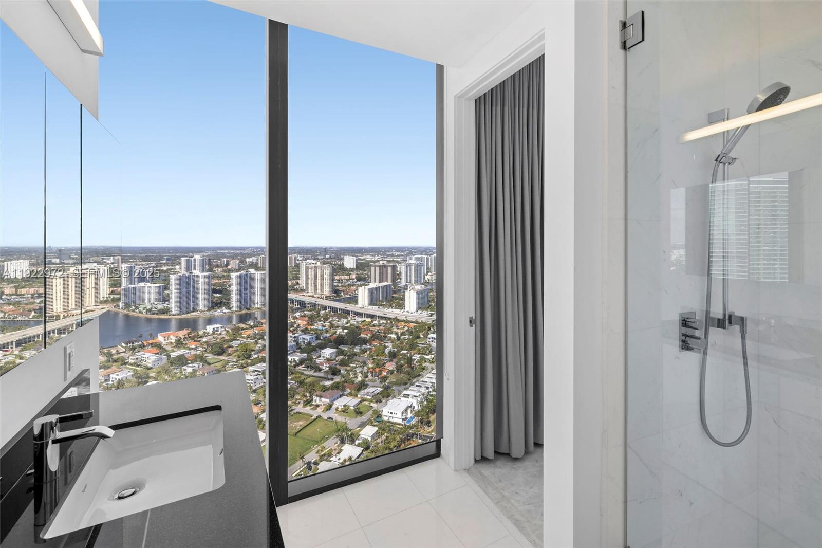 image Porsche Design Tower37