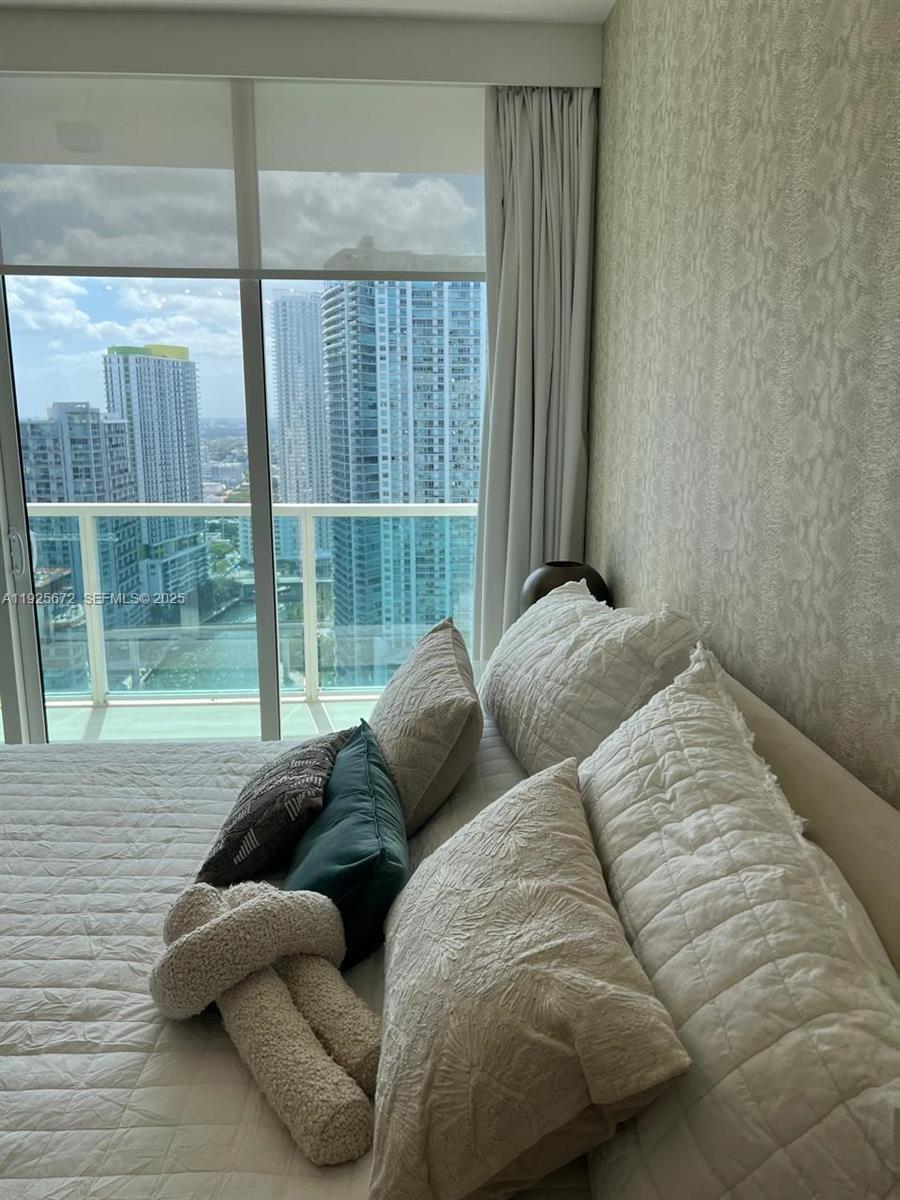 image Brickell on the River North11