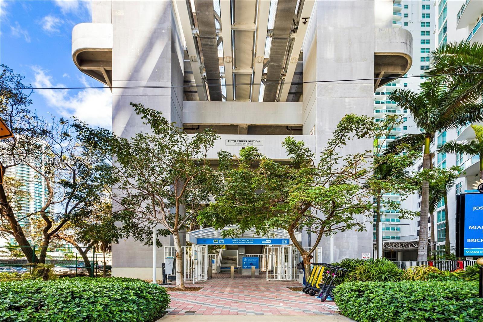 image Brickell on the River North30