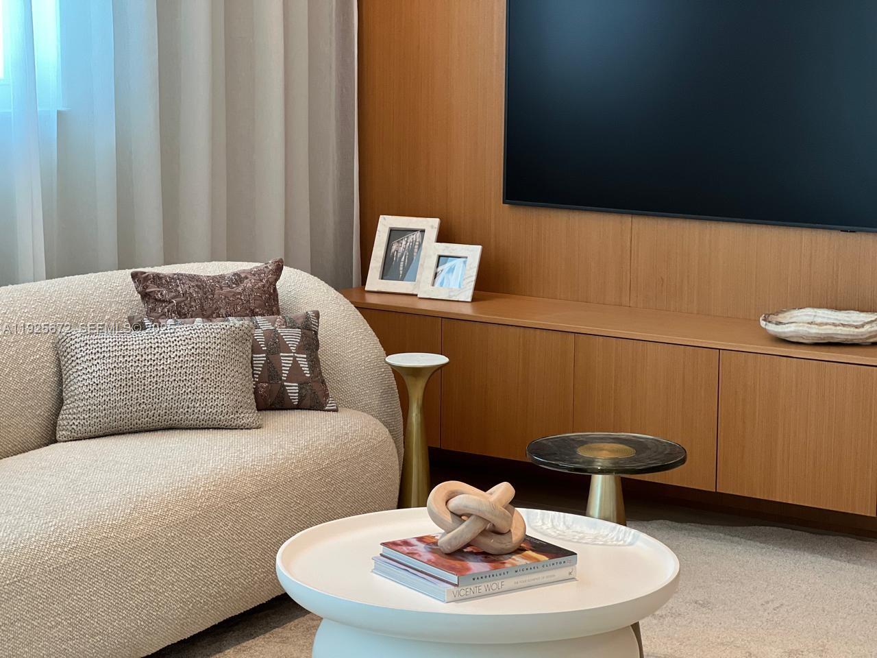 image Brickell on the River North7