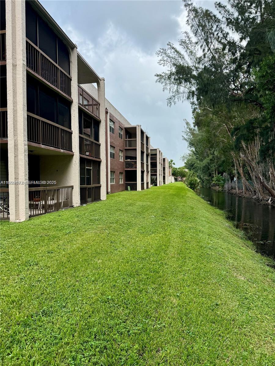 7060 Nova Dr #306C Davie, FL 33317