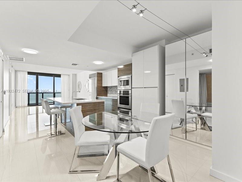 460 NE 28th St #2203