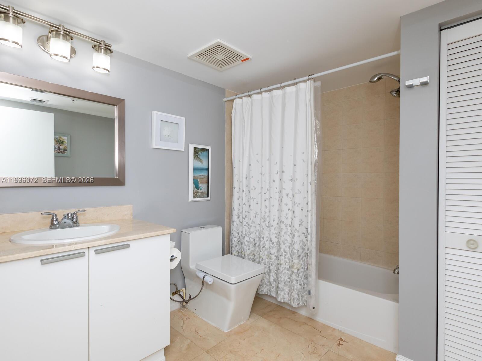 image La Perla Condominium28