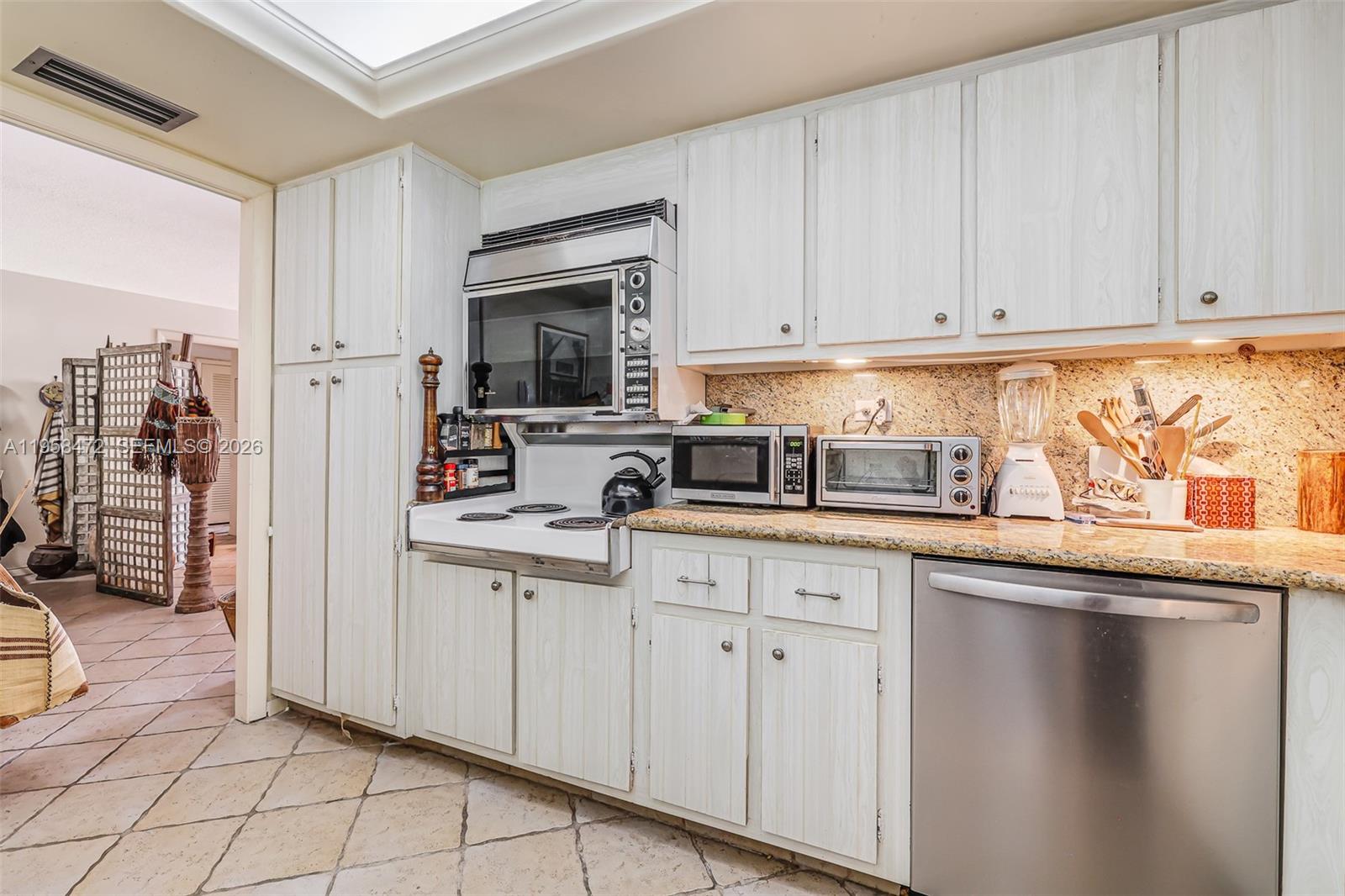 6039 Collins Ave #833 Miami Beach, FL 33140