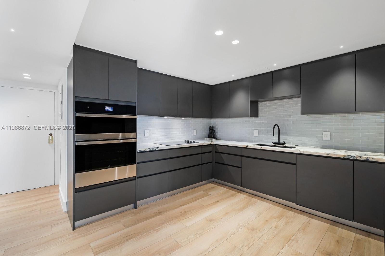 9111 E Bay Hbr Dr #PH-D Bay Harbor Islands, FL 33154