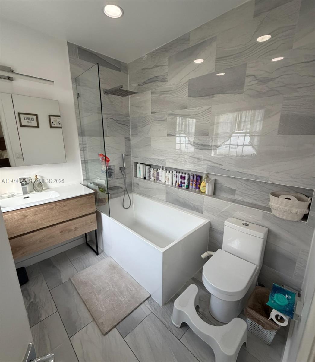 9048 Carlyle Ave Surfside, FL 33154