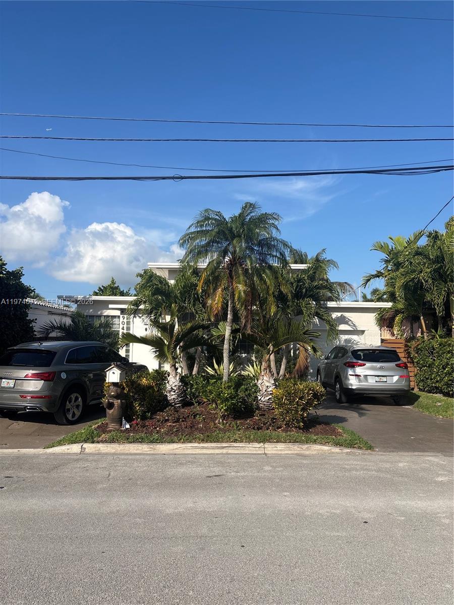 9048 Carlyle Ave Surfside, FL 33154