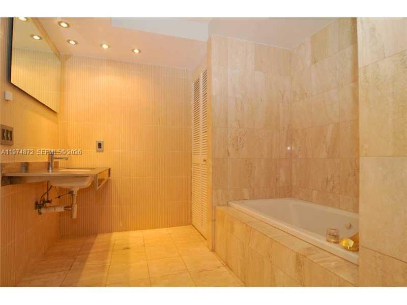 1800 Sunset Harbour Dr #811 Miami Beach, FL 33139