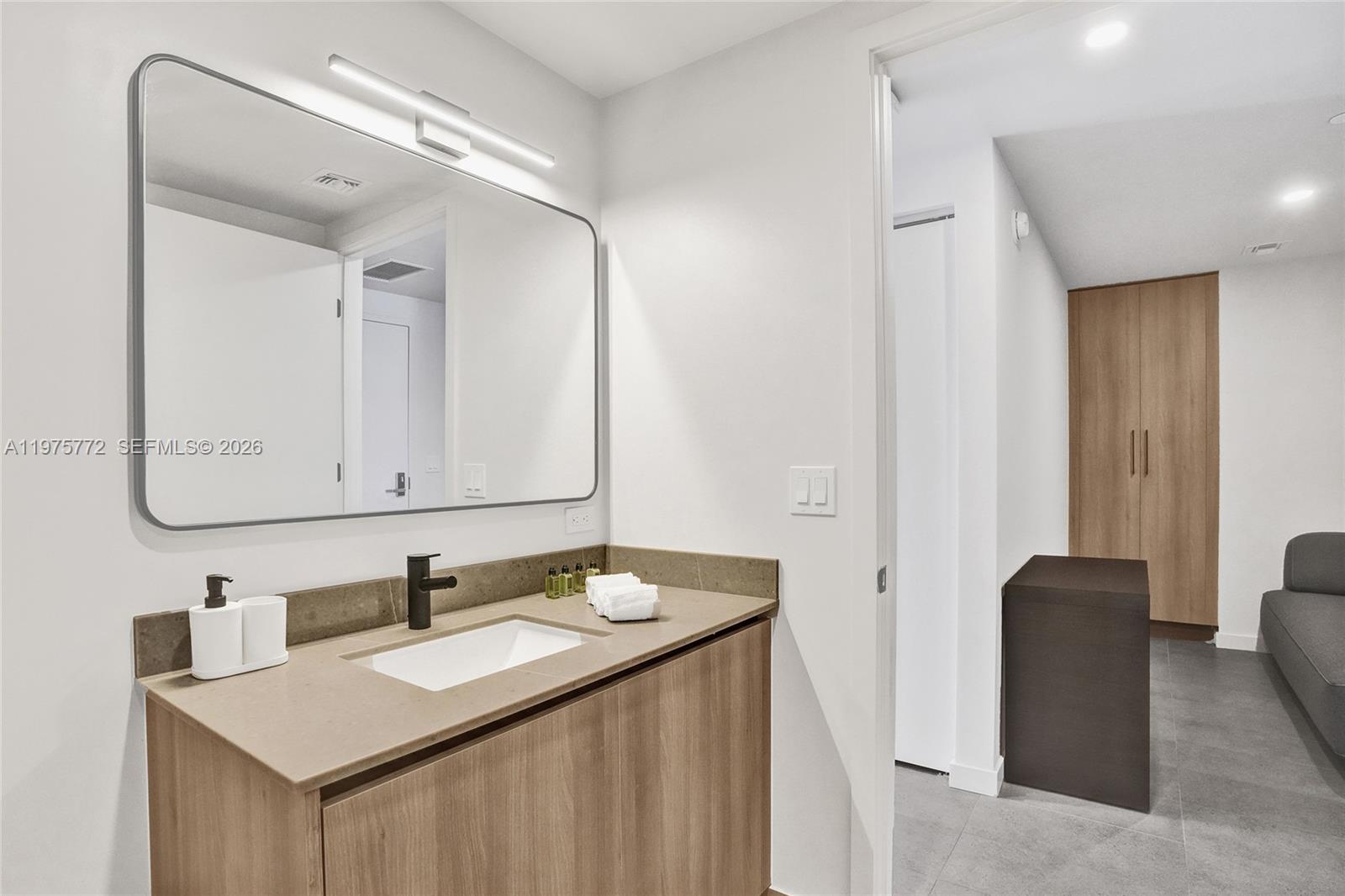 121 NE 5th St #2411 Miami, FL 33132