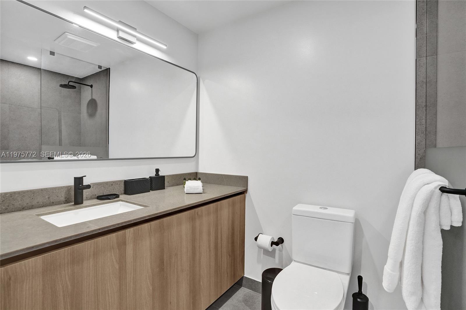 121 NE 5th St #2411 Miami, FL 33132