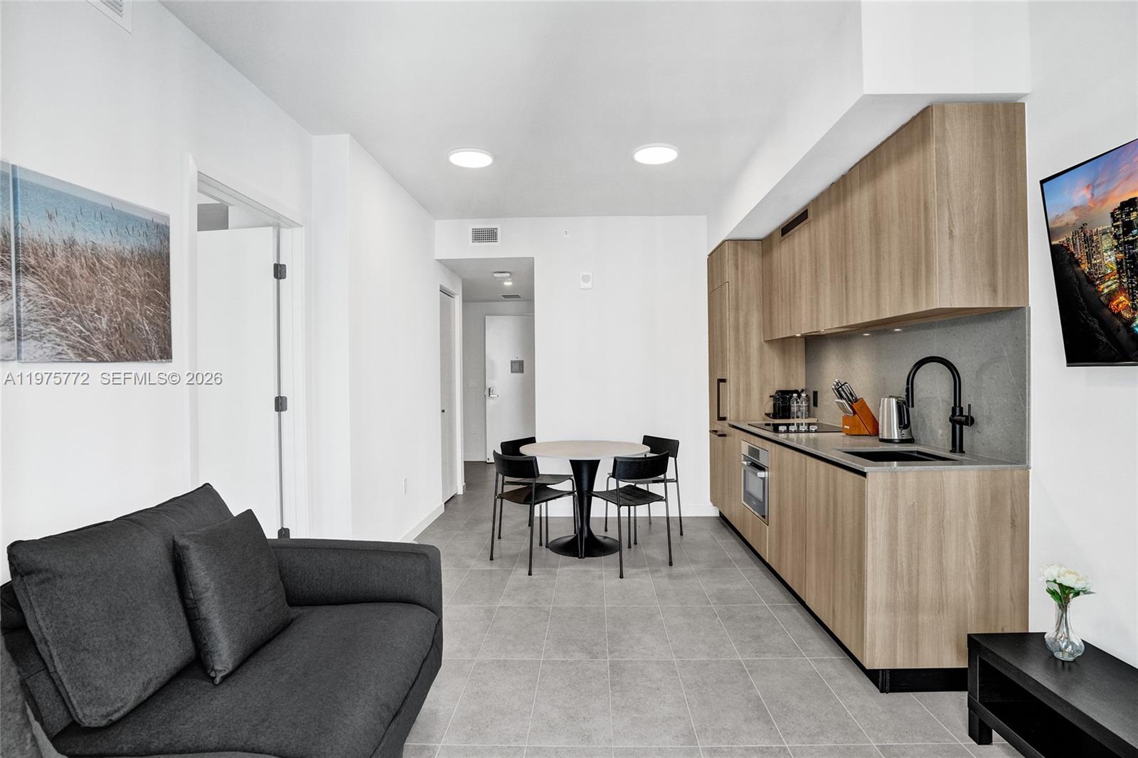 121 NE 5th St #2411 Miami, FL 33132