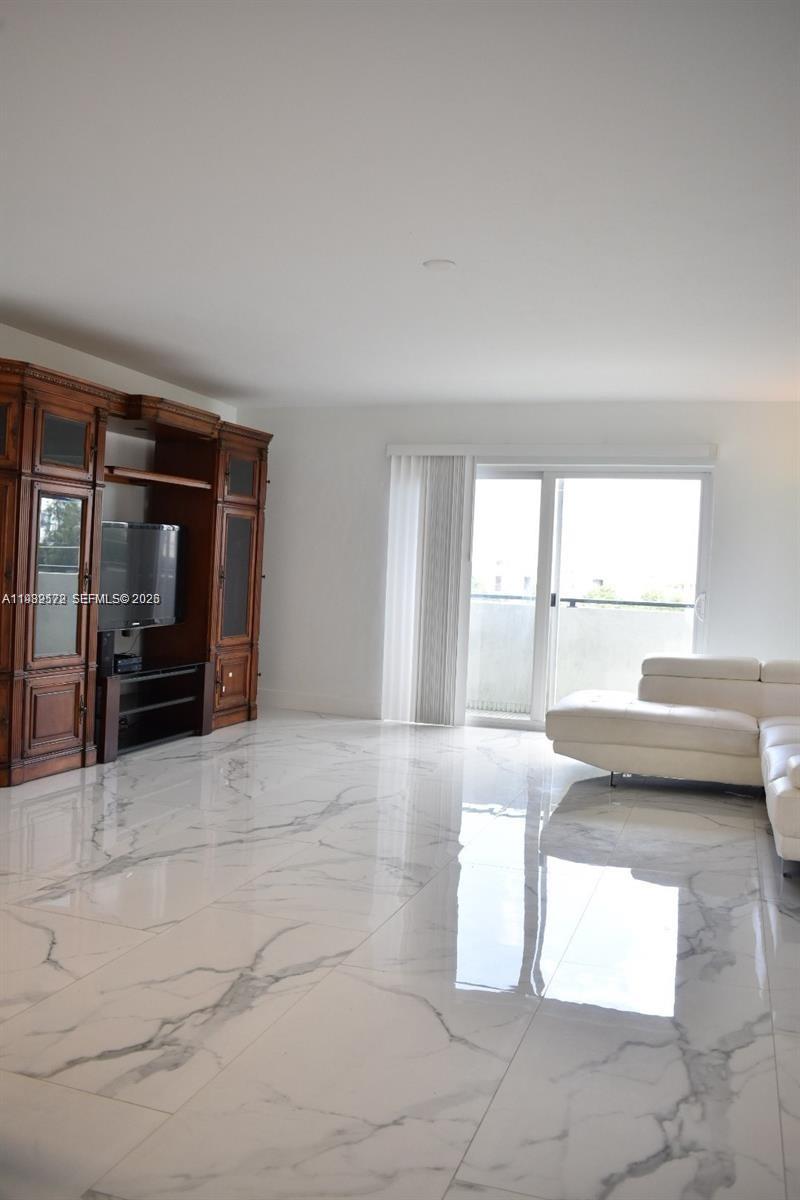 8024 Tatum Waterway Dr #5A Miami Beach, FL 33141