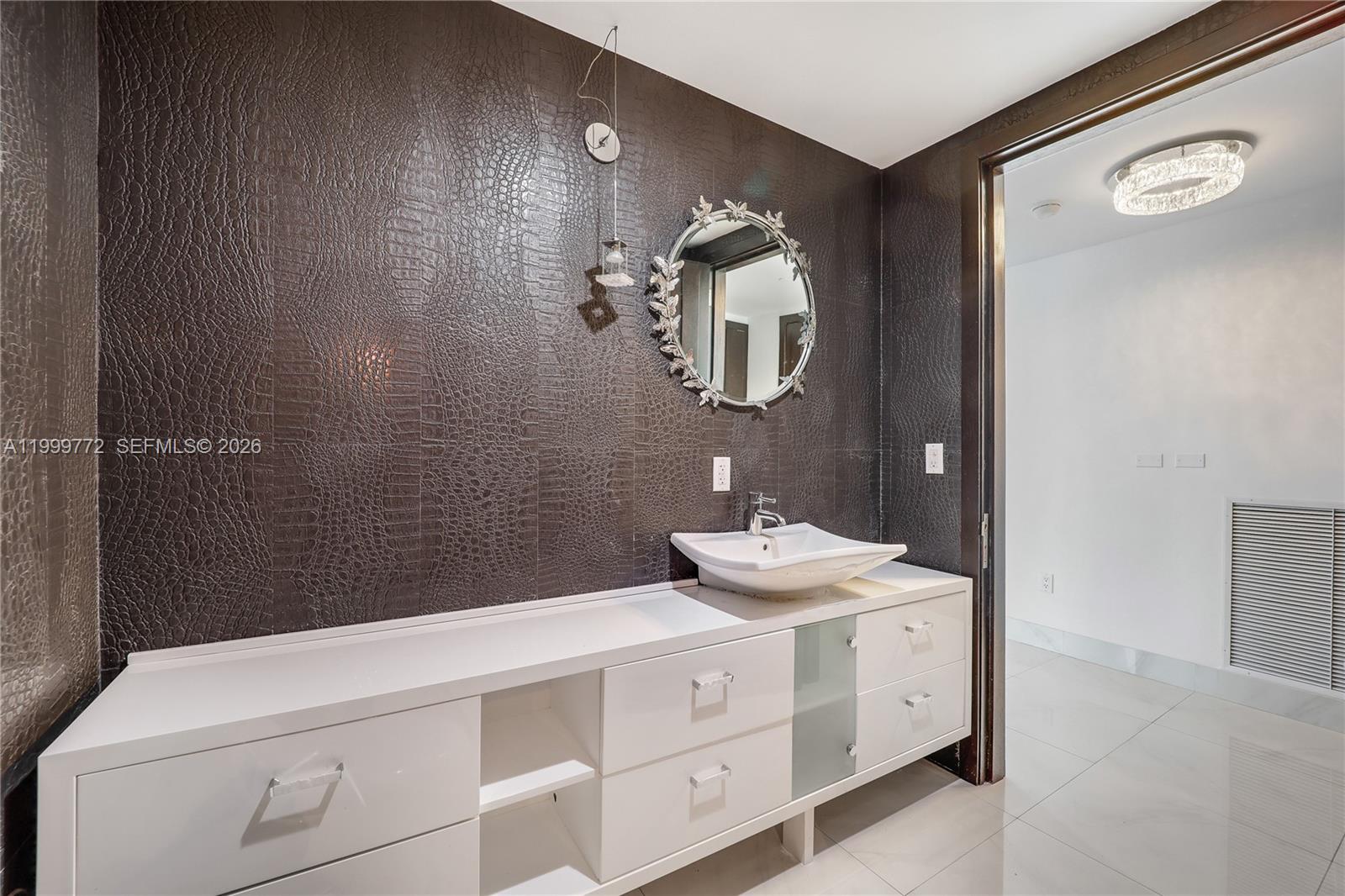 1040 Biscayne Blvd #1001 Miami, FL 33132