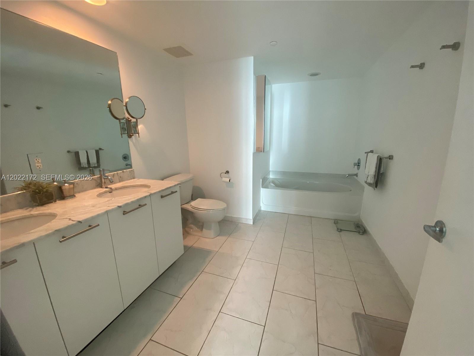 950 Brickell Bay Dr #2206 Miami, FL 33131