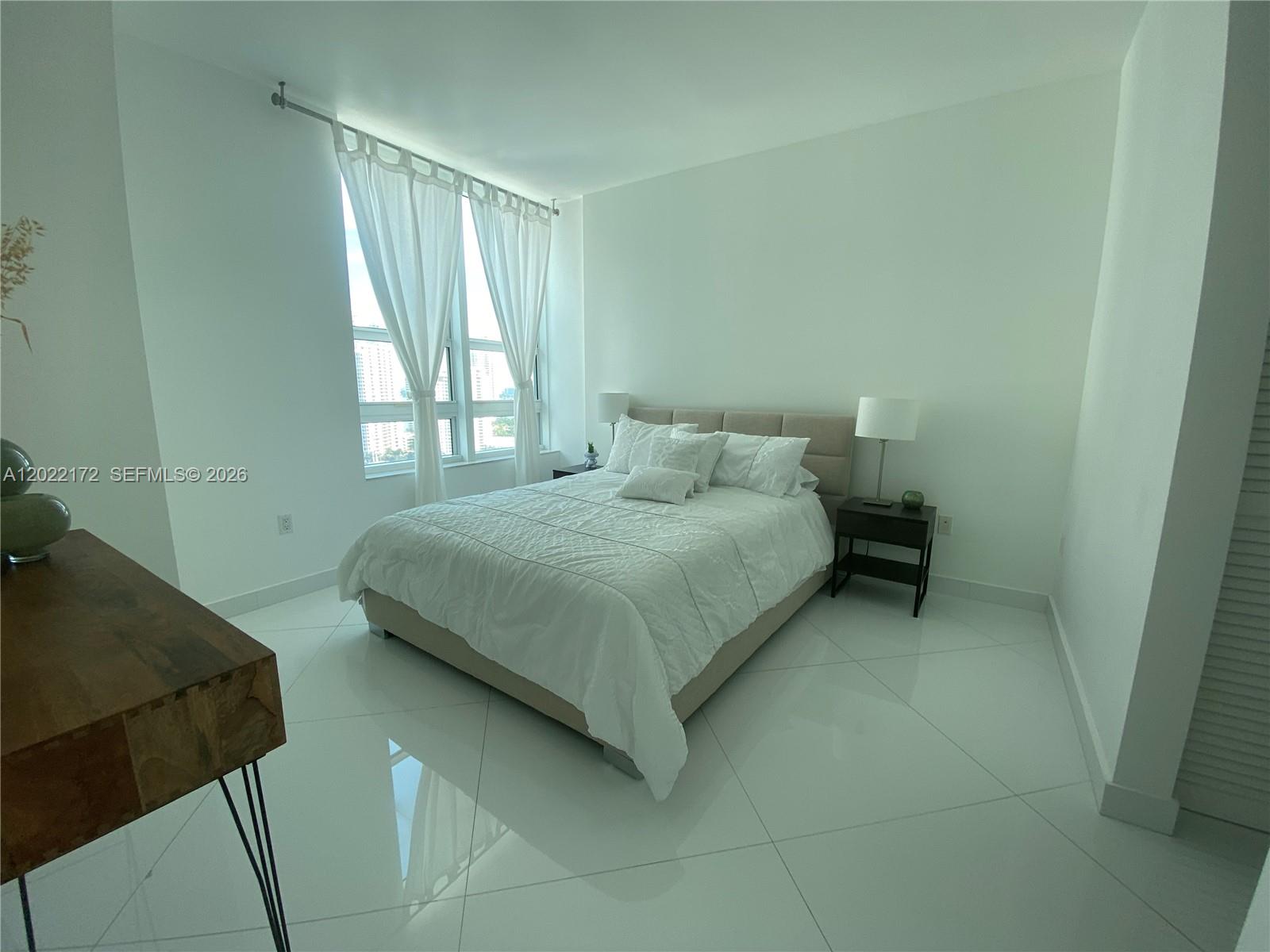 950 Brickell Bay Dr #2206 Miami, FL 33131