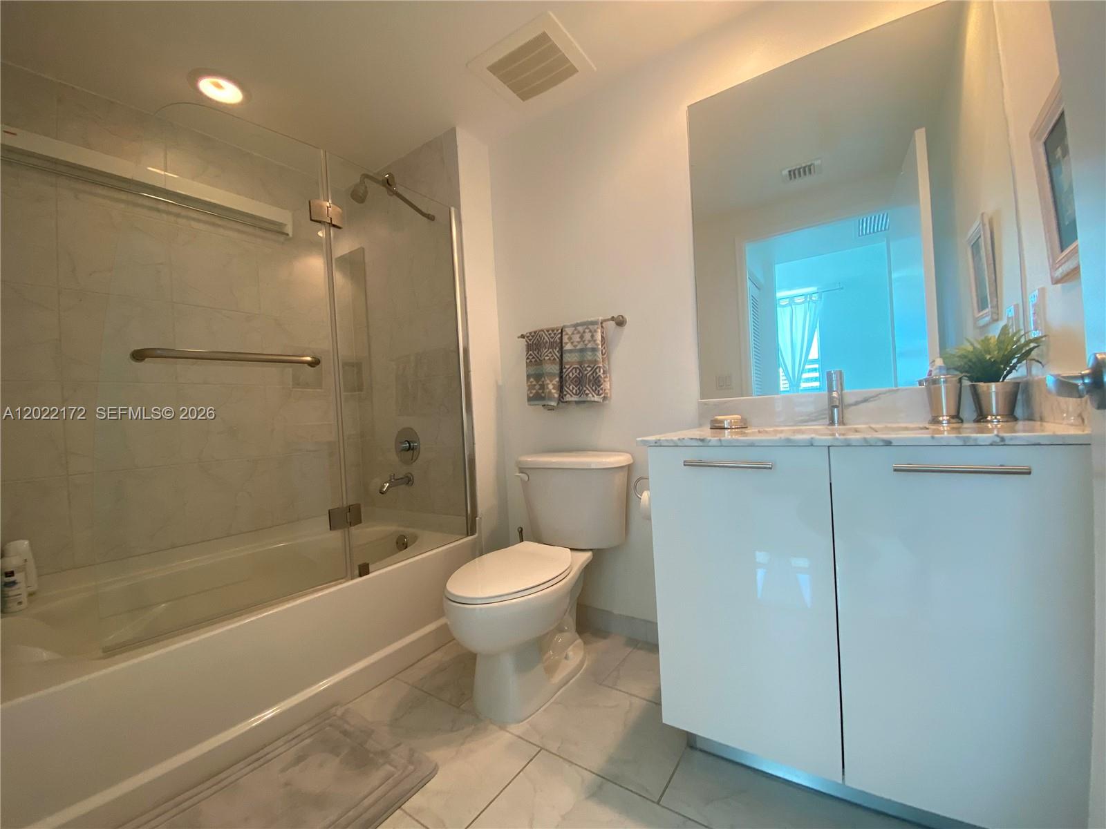 950 Brickell Bay Dr #2206 Miami, FL 33131
