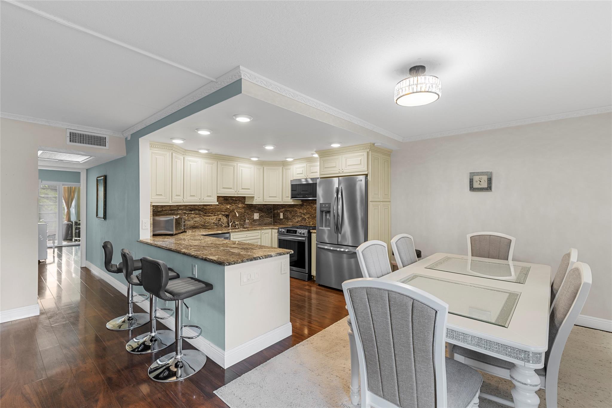 2065 Lyndhurst N #2065