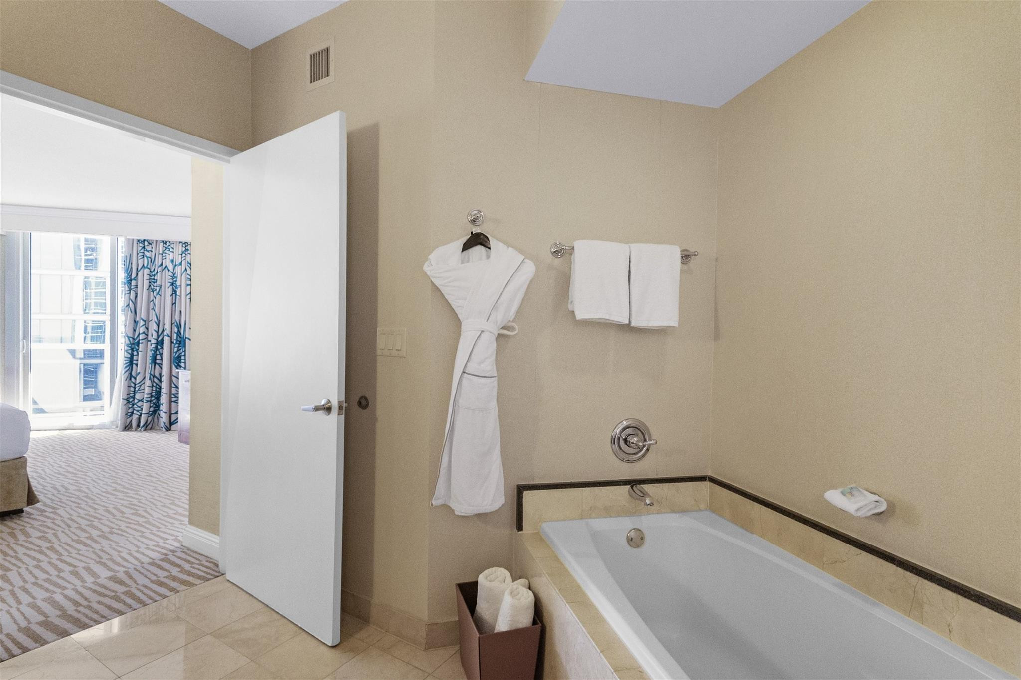 18001 Collins #2614 North Miami Beach, FL 33160