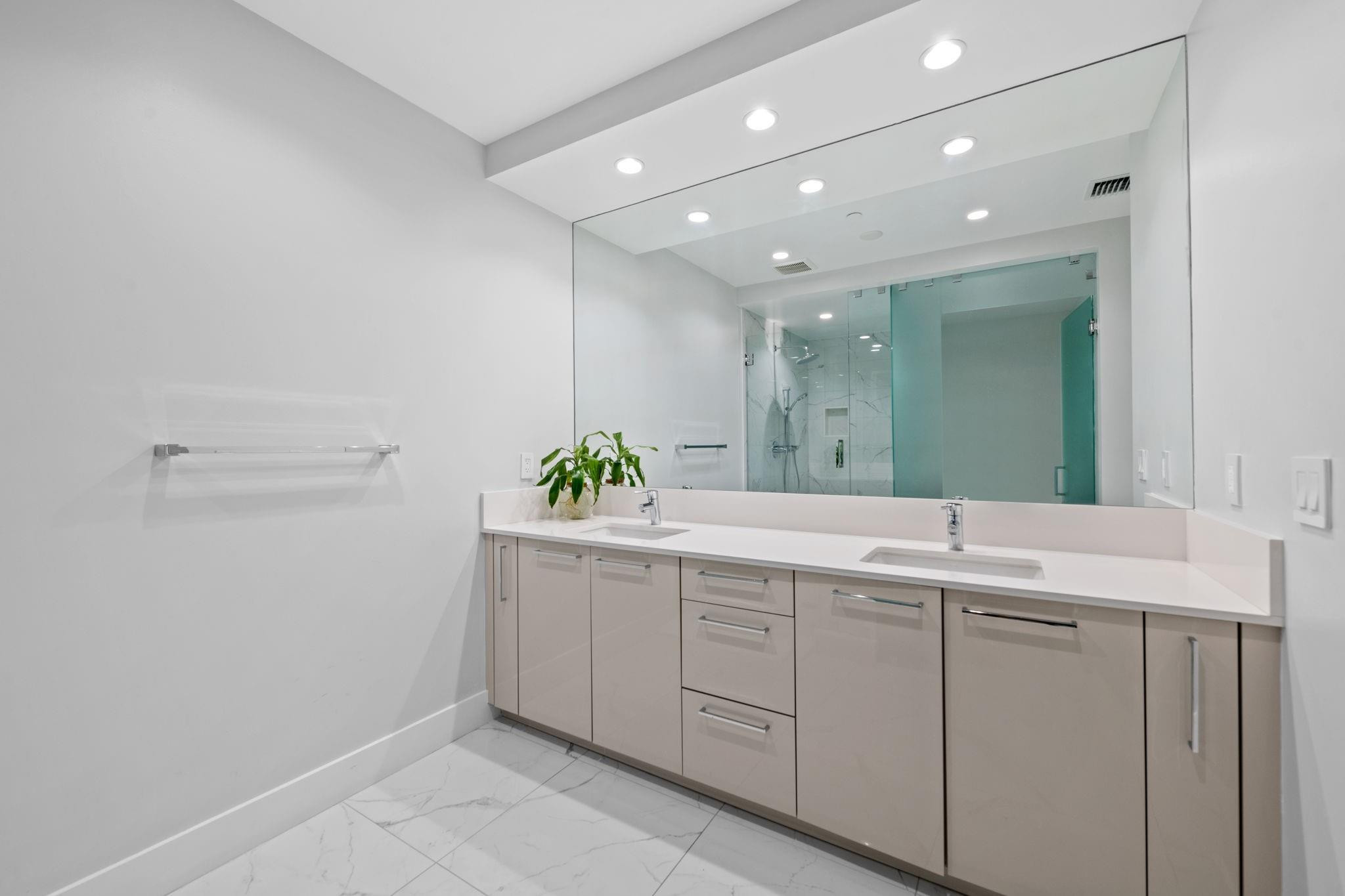 100 E Las Olas #2404 Fort Lauderdale, FL 33301