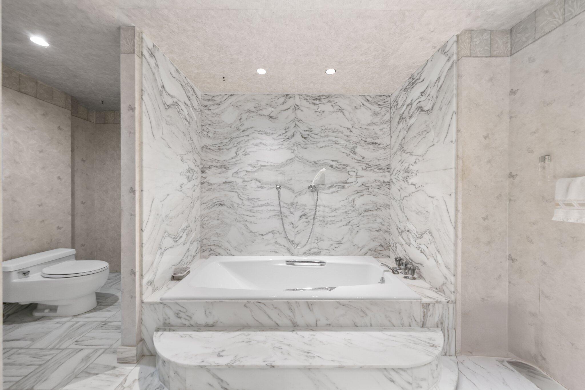 5500 Collins #1401 Miami Beach, FL 33140