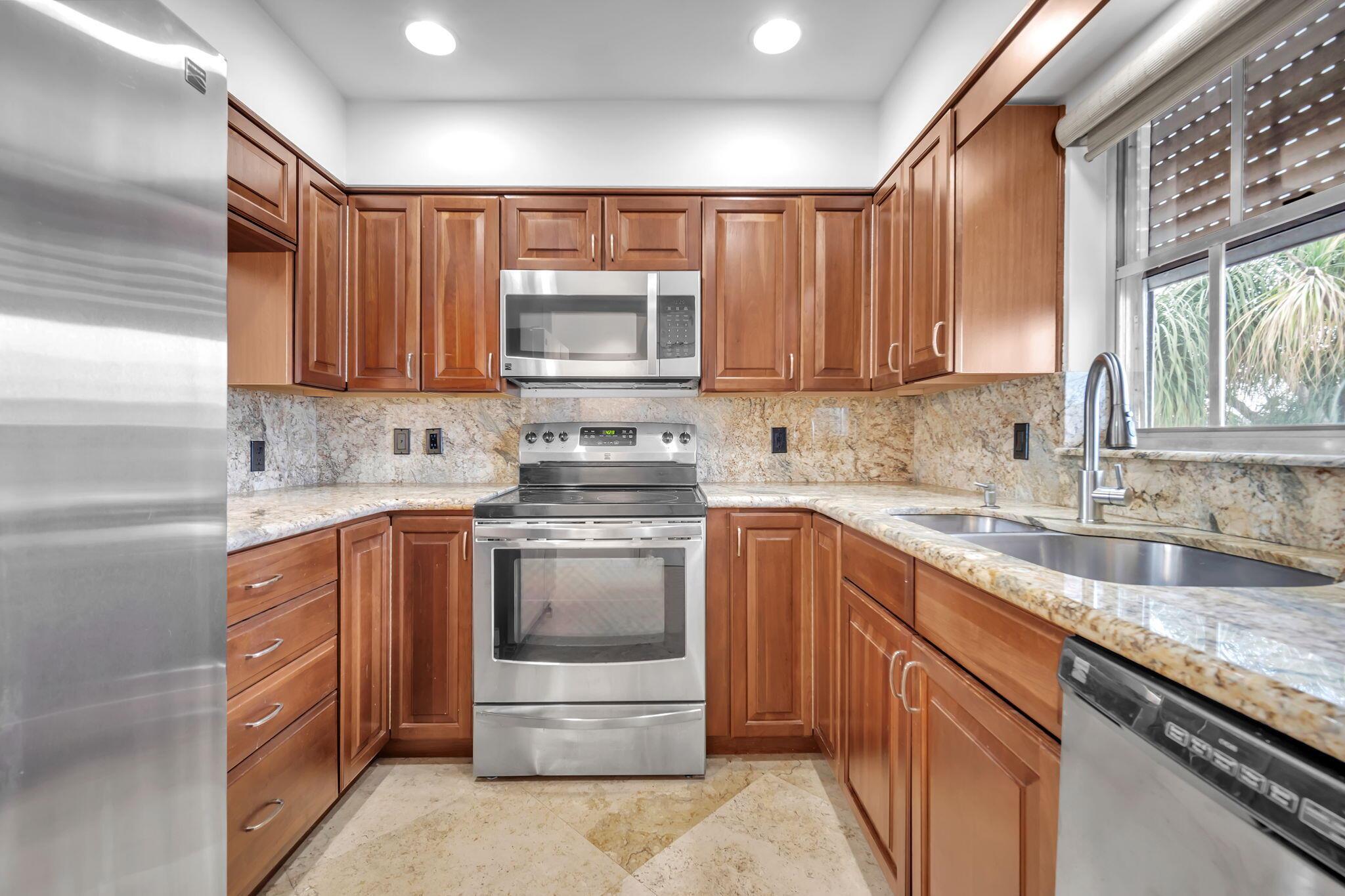 2400 NE 36th St #7 Lighthouse Point, FL 33064