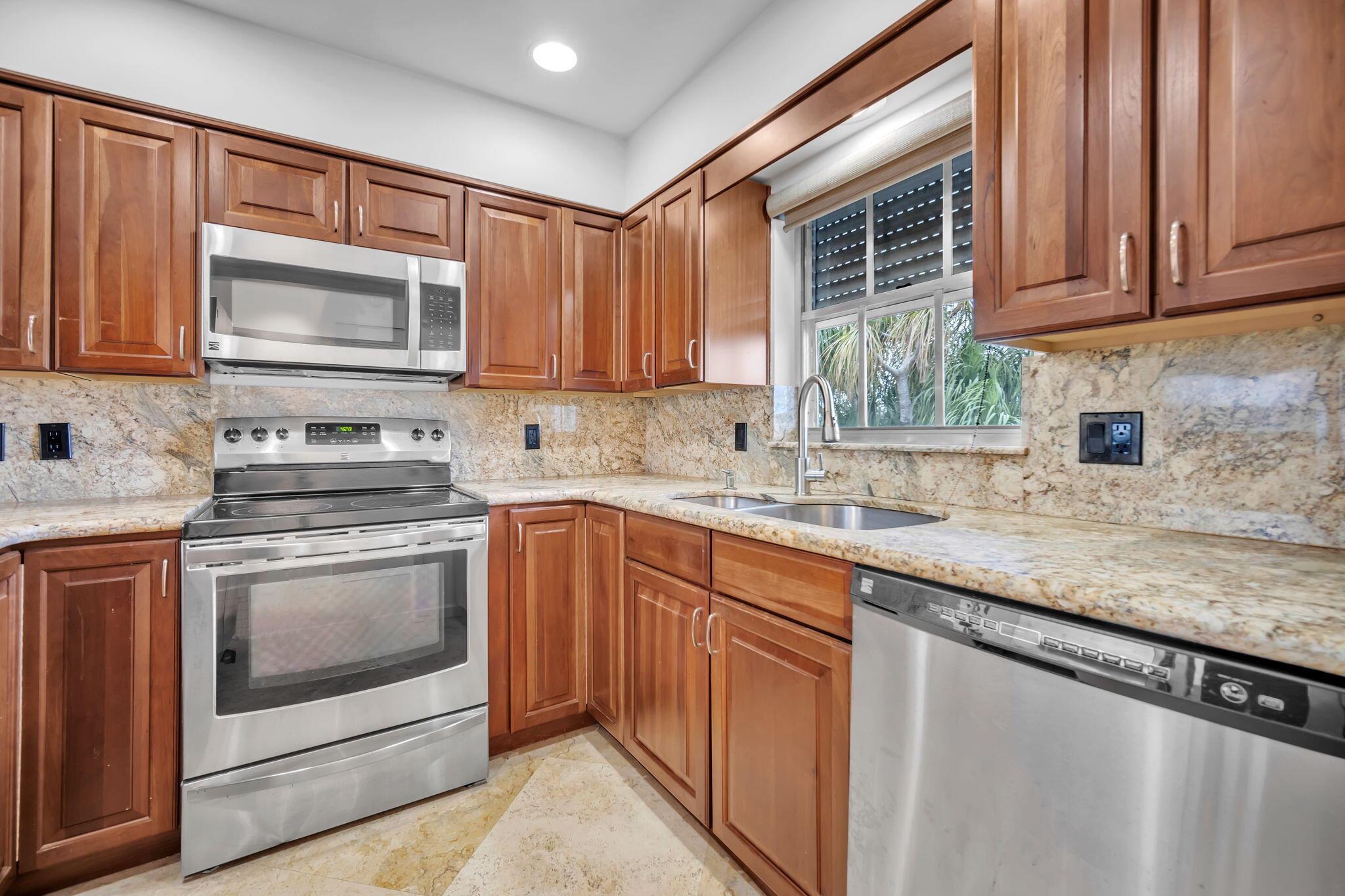 2400 NE 36th St #7 Lighthouse Point, FL 33064