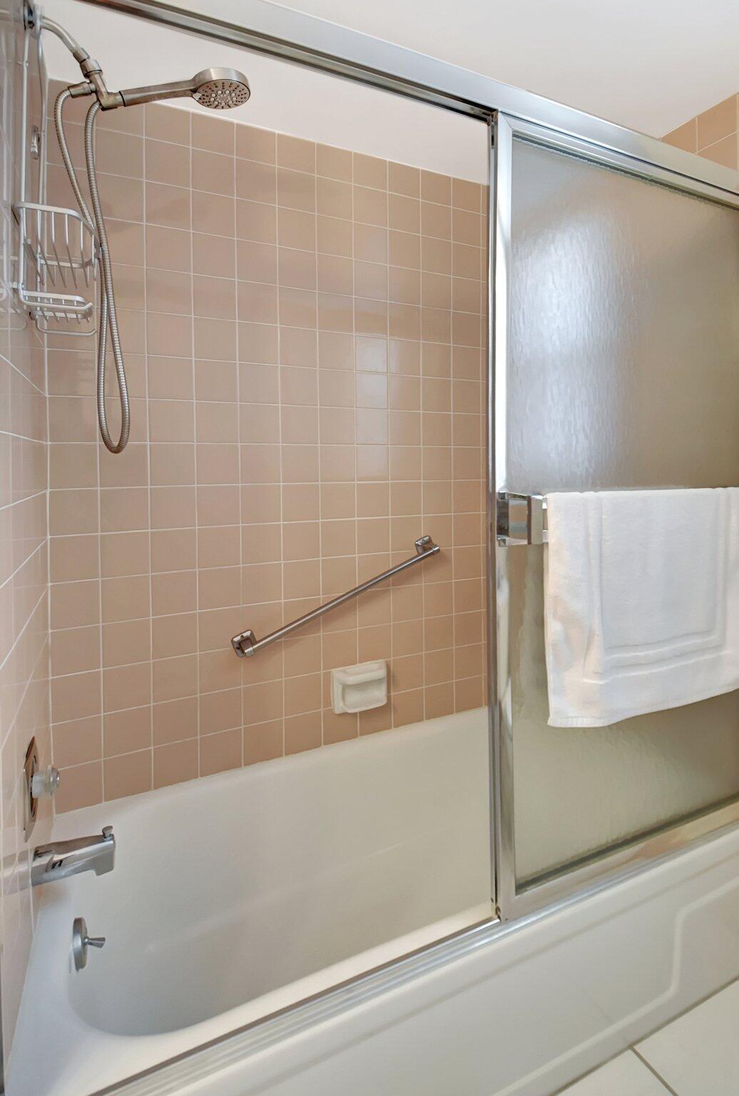 3951 Via Poinciana #415 Lake Worth, FL 33467