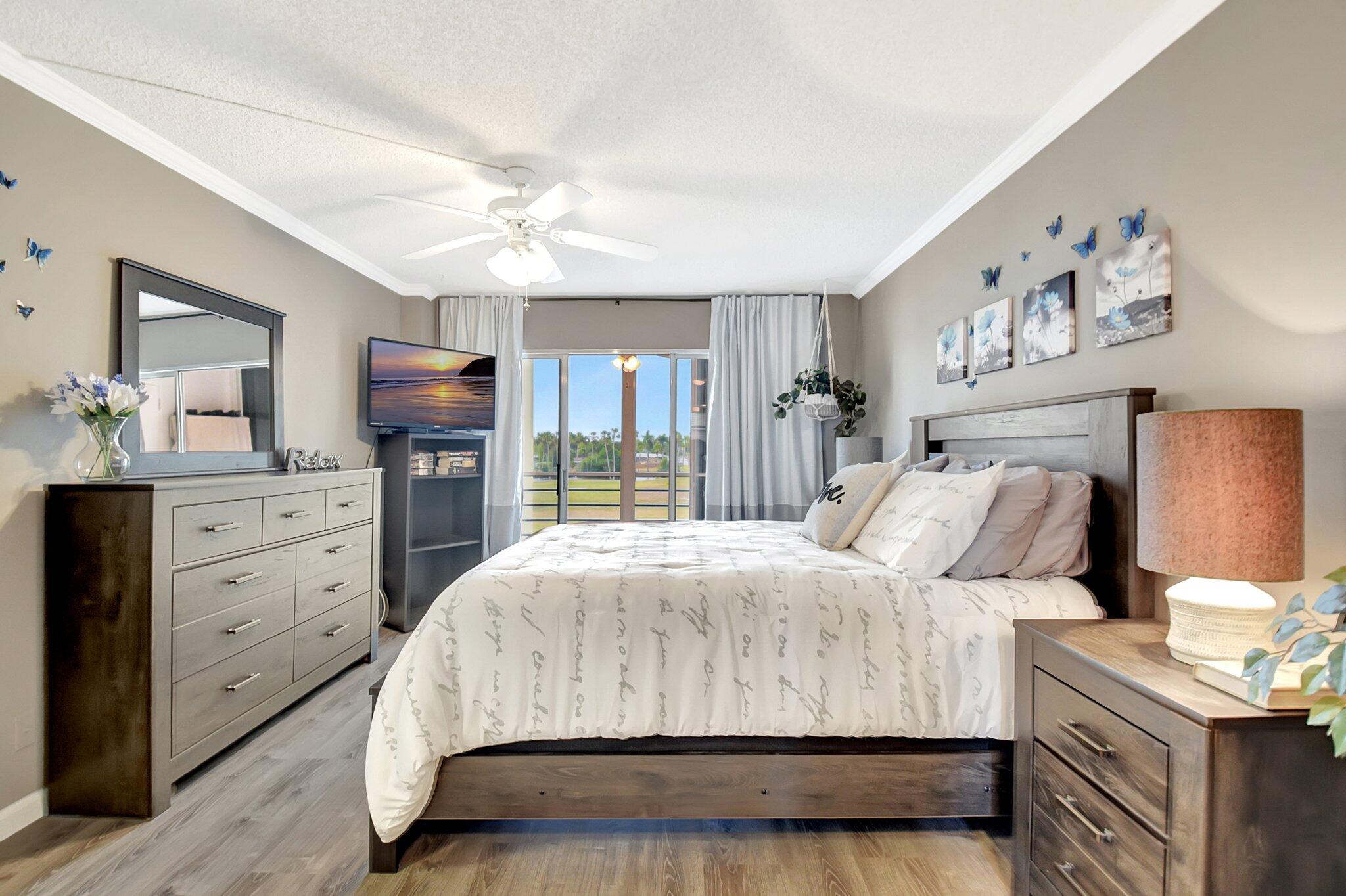 3951 Via Poinciana #415 Lake Worth, FL 33467