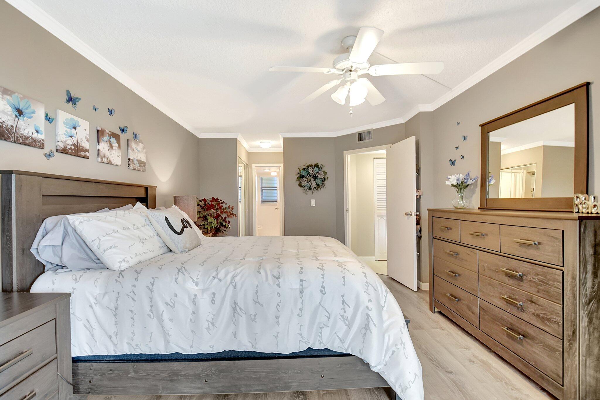 3951 Via Poinciana #415 Lake Worth, FL 33467